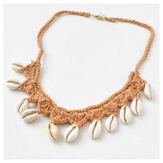 HS Ketting Schelpenkoord - Schelpenketting aan naturel koord met goudkleurige schelpdetails - zijaanzicht