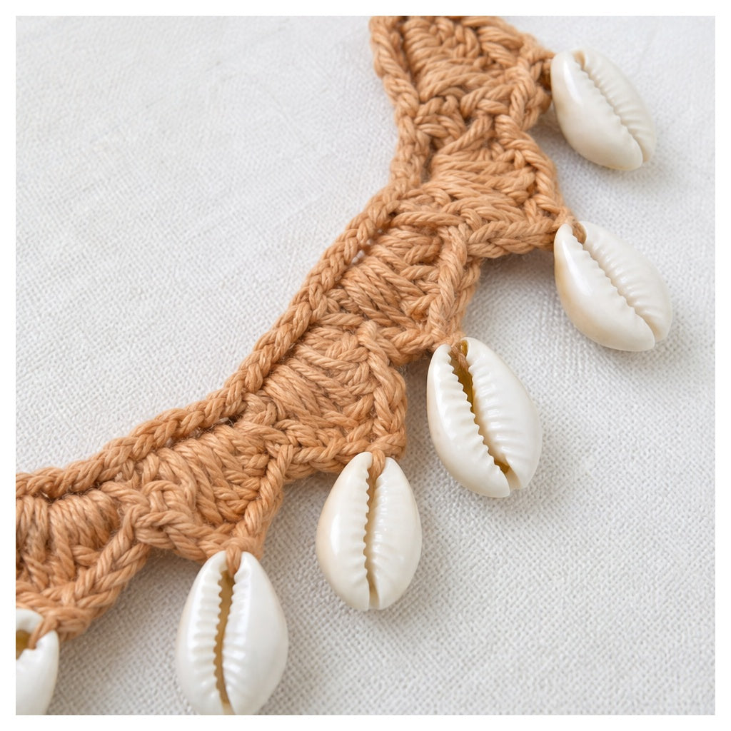 HS Ketting Schelpenkoord - Schelpenketting aan naturel koord met goudkleurige schelpdetails - detail