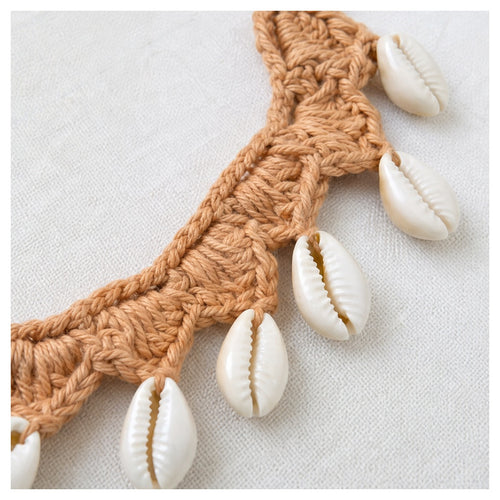 HS Ketting Schelpenkoord - Schelpenketting aan naturel koord met goudkleurige schelpdetails - detail