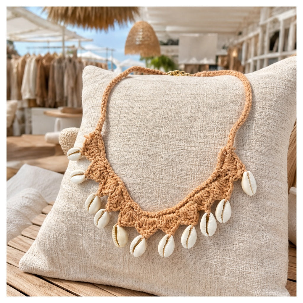 HS Ketting Schelpenkoord - Schelpenketting aan naturel koord met goudkleurige schelpdetails - sfeerbeeld