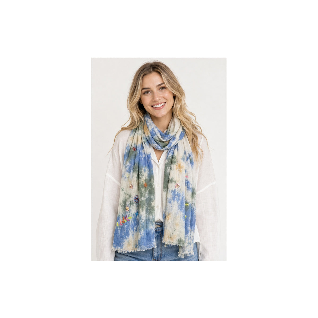 HS Lange Sjaal met Patches Handmade - Meerdere Kleuren - Blauw bloemenpatch - gedragen beeld