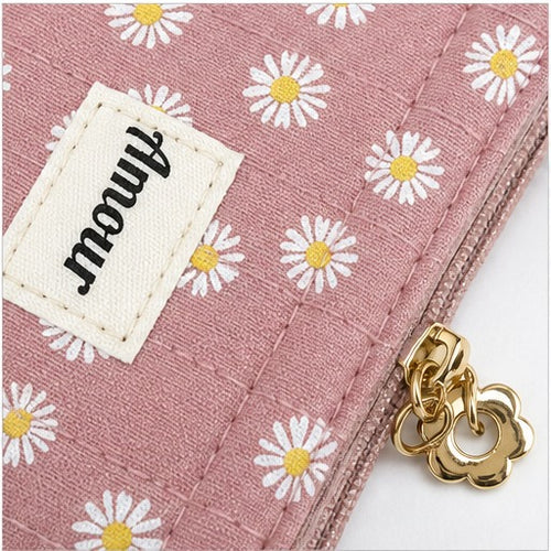 HS Portemonnees Dames - Prints en Kleuren - Roze Daisy - detail van rits, label en materiaal