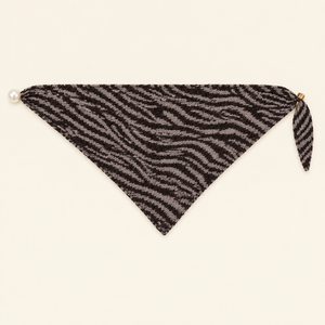 Gebreide Zebra Driehoeksjaal met Parel