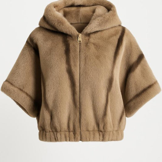 Faux Fur Cape met Capuchon
