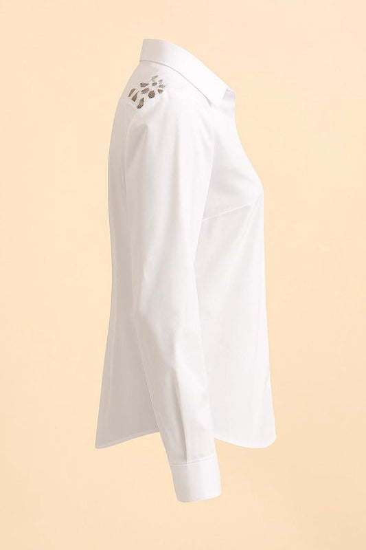 Witte katoenen blouse met subtiele schoudercut-outs – Sophyline