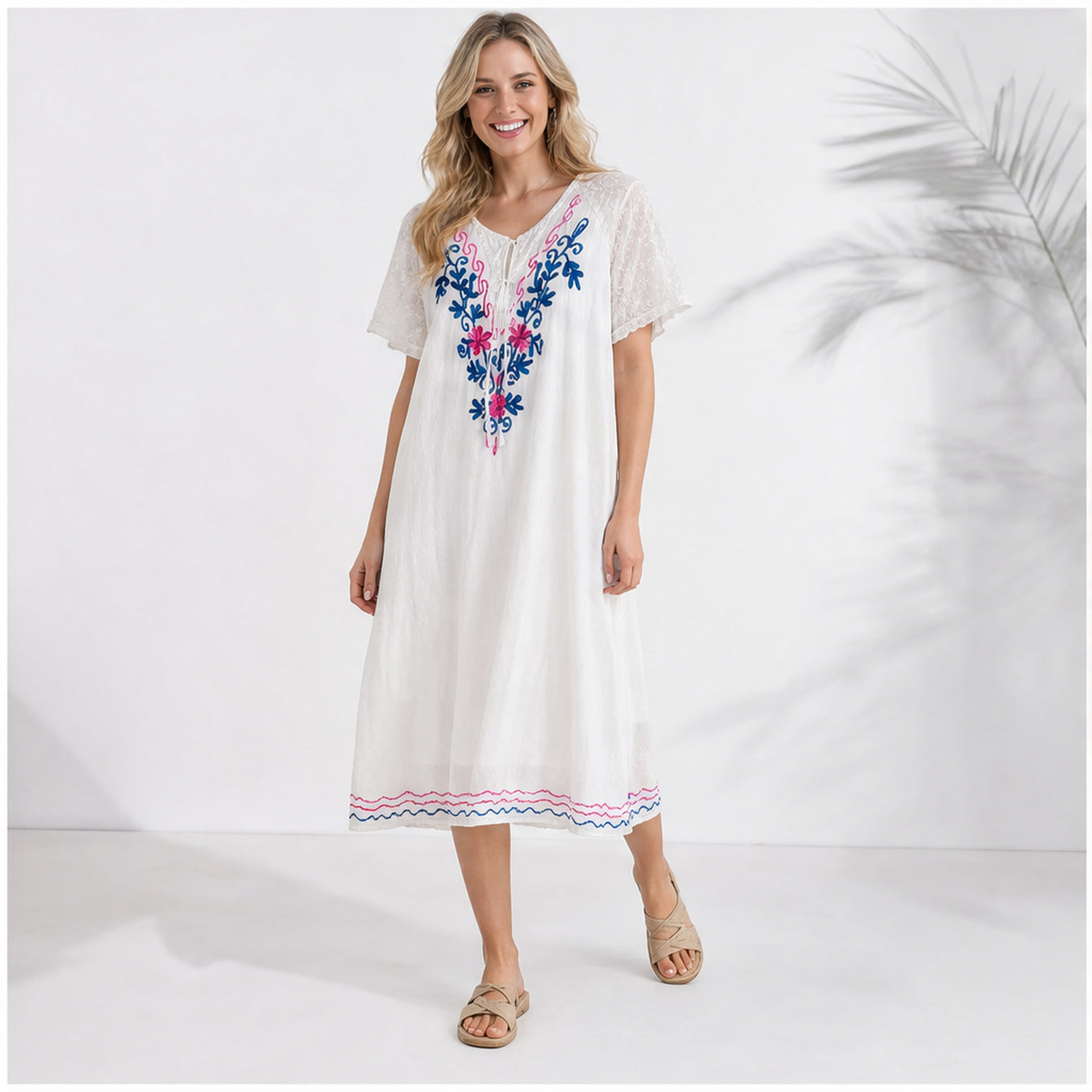 HS Jurk Handmade in India Blauw roze borduur - op model