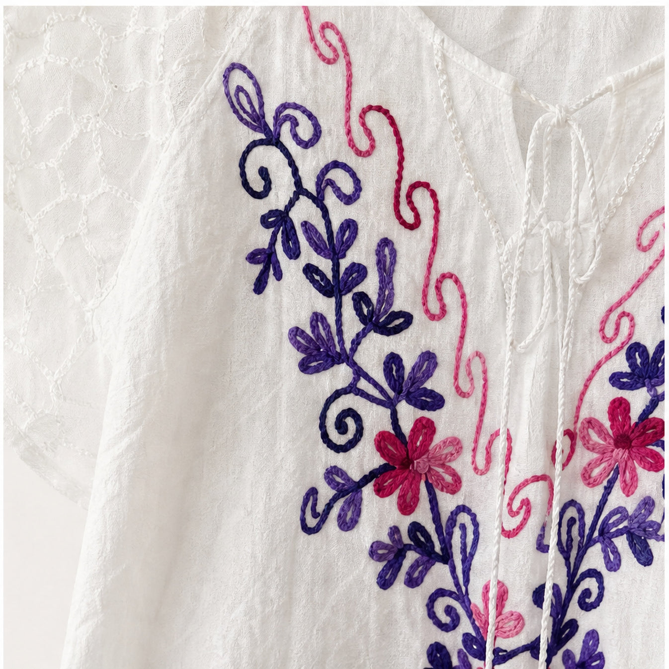 HS Jurk Handmade in India Paars roze borduur - detail van handwerk en borduursel