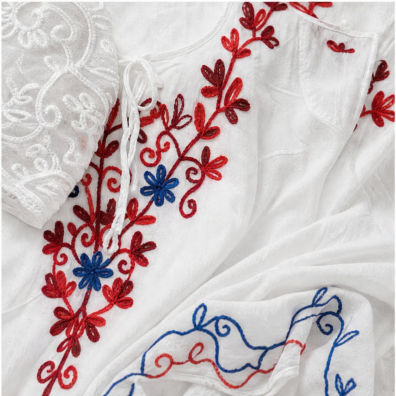 HS Jurk Handmade in India Rood blauw borduur - detail van handwerk en borduursel