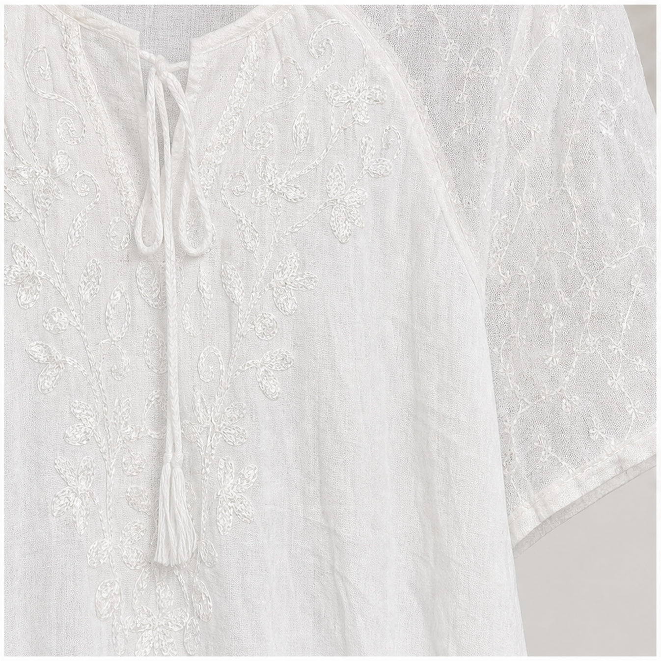 HS Jurk Handmade in India Wit ton-sur-ton detail - detail van handwerk en borduursel