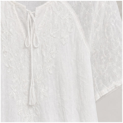 HS Jurk Handmade in India Wit ton-sur-ton detail - detail van handwerk en borduursel