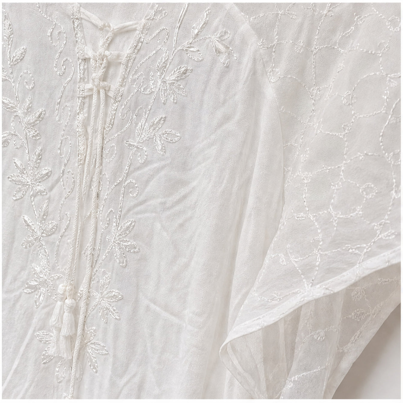 HS Jurk Handmade in India Wit ton-sur-ton - detail van handwerk en borduursel