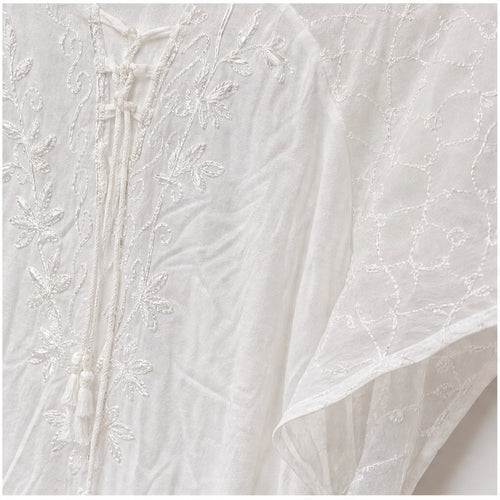 HS Jurk Handmade in India Wit ton-sur-ton - detail van handwerk en borduursel