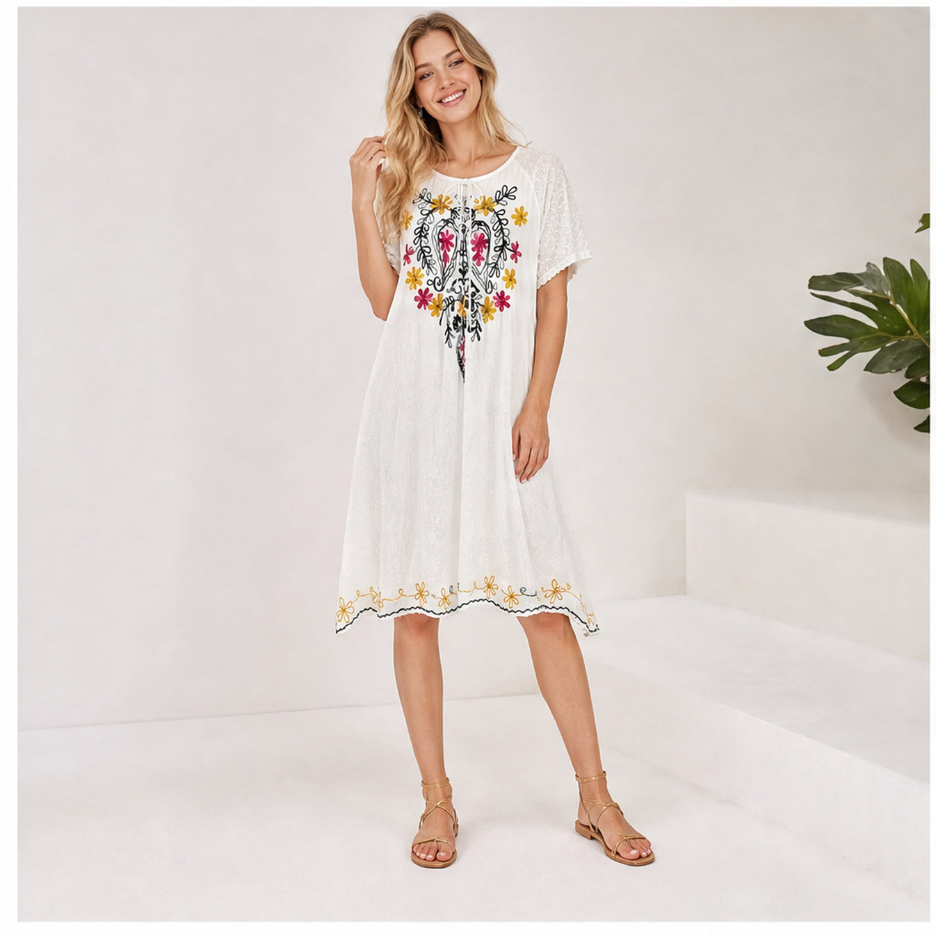 HS Jurk Handmade in India Zwart geel roze borduur - op model