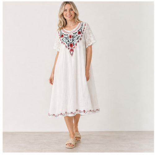 HS Jurk Handmade in India Zwart roze groen borduur - op model