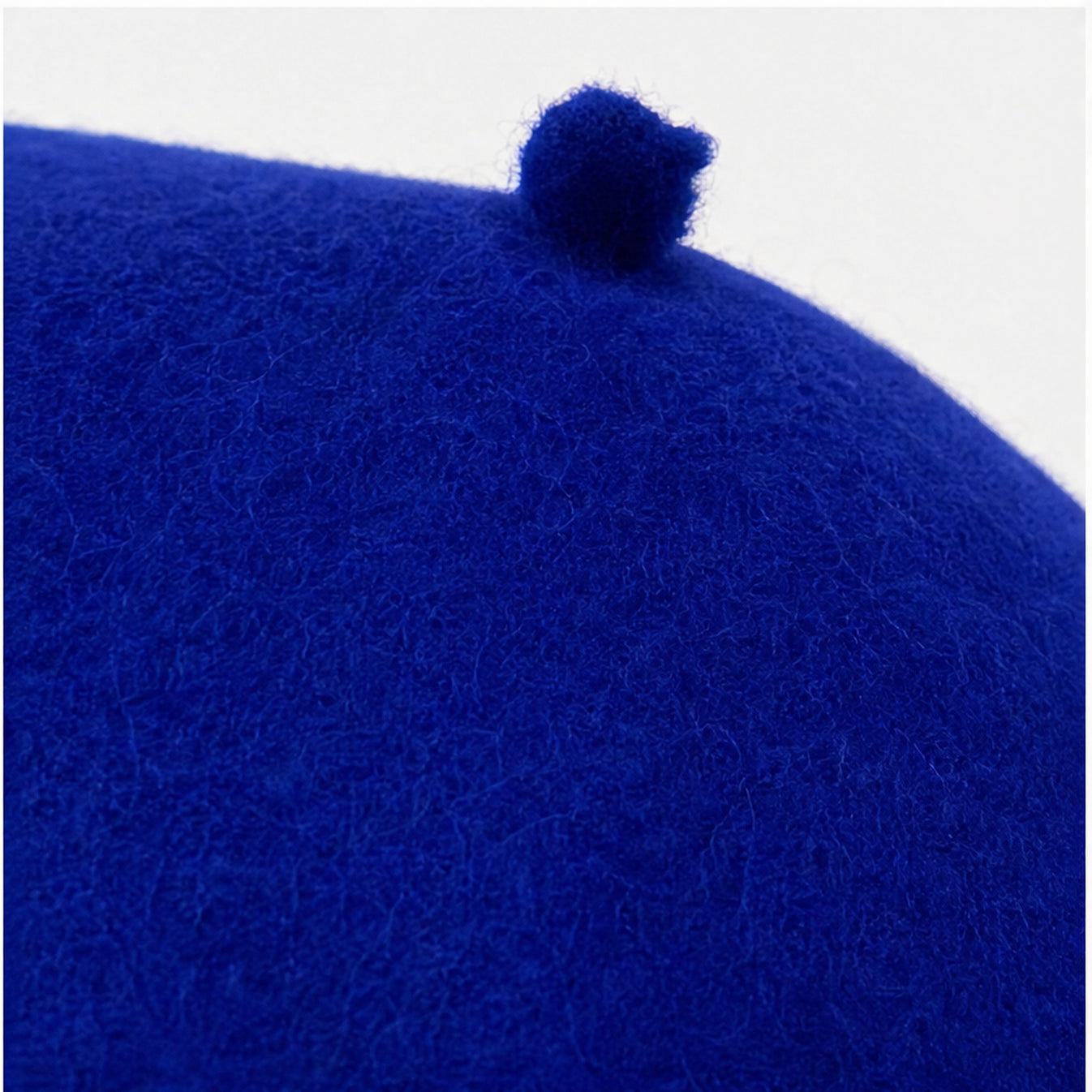 Baret Felblauw Wol - detail van materiaal en afwerking
